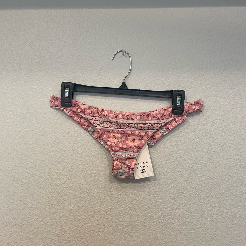🆕 NWT billabong pink purple and blue print cheeky tan lines bikini bottoms